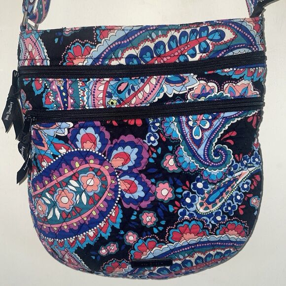 Vera Bradley Handbags - Vera Bradley Crossbody Purse.